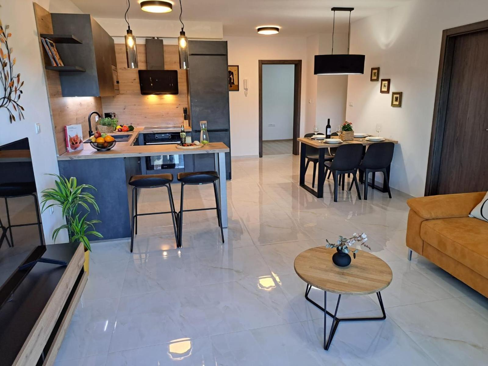 Modern 2-bedroom Near The